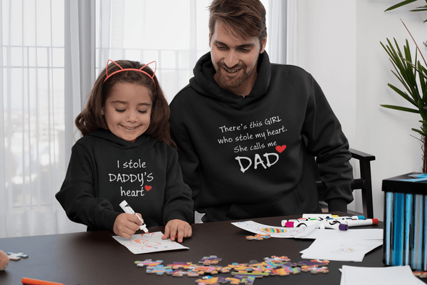pullover-hoodie-mockup-of-a-daughter-and-her-father-drawing-33086.png