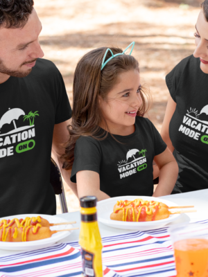 t-shirt-mockup-of-a-family-eating-snacks-on-the-4th-of-july-33027